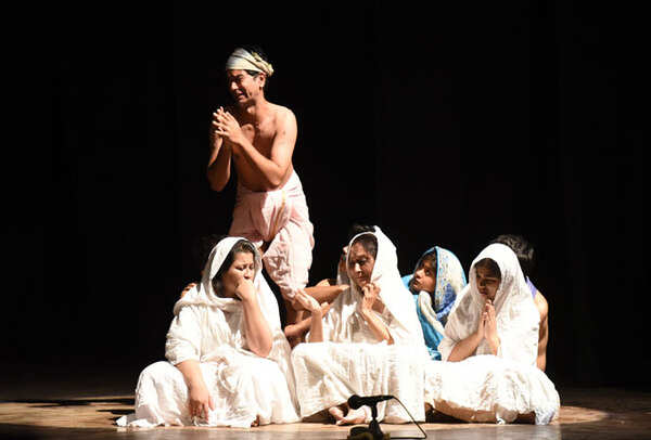 Glimpses of the play Mohan Se Mahatma staged at Ravindra Manch