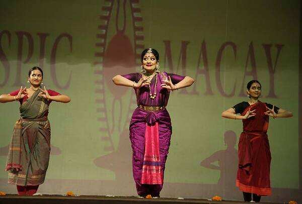 Padmashree-Geeta-Chandran’s-mesmerizing-Bharatnatyam-performance-at-Suncity-School