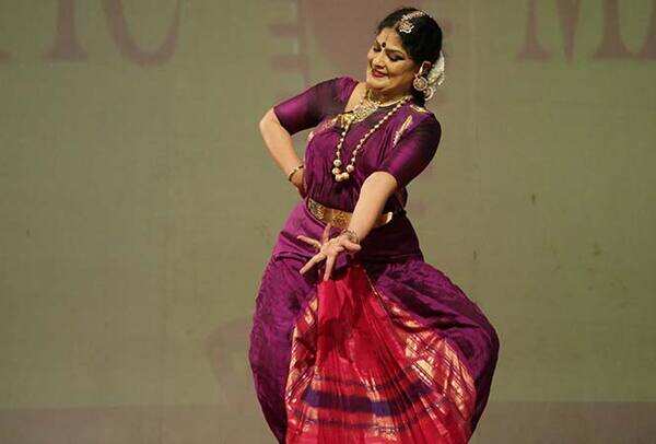 Padmashree-Geeta-Chandran’s-mesmerizing-Bharatnatyam-performance-at-Suncity-School-(1)