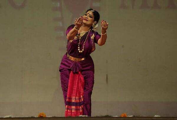 Padmashree-Geeta-Chandran’s-mesmerizing-Bharatnatyam-performance-at-Suncity-School-(4)