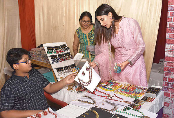 Aahana bought some pretty trinkets from a stall at the pandal (BCCL/ Vishnu Jaiswal)