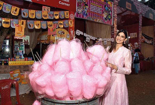 Recalling how she loved eating budhiya ke baal when going pandal hopping in Lucknow as a kid, Aahana bought a whole lot of them at the pandal she visited on Tuesday (BCCL/ Vishnu Jaiswal)
