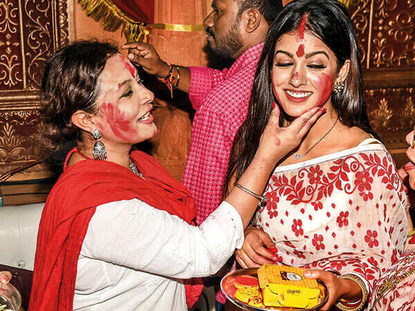 Pb_Ishita-Dutta-&-Sharbani-Mukherjee-at-North-Bombay-Sarbijanin_-5