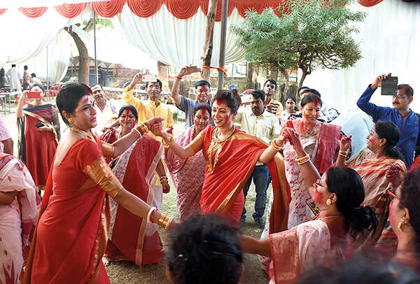 Moushumi Roy (L) and Richa Roy dancing at the sindoor khela (BCCL/ Vishnu Jaiswal)