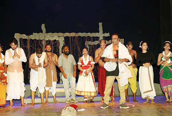 Ramji Bali with students (BCCL/ Unmesh Pandey)