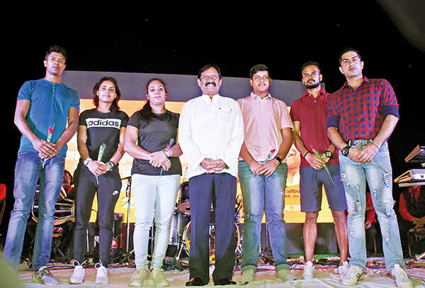 (L-R) Santosh Kumar, Vandana Katariya, Poonam Yadav, Chetan Chauhan, Shardul Vihan, Lalit Upadhyay and Ravi Kumar (BCCL/ Vishnu Jaiswal)
