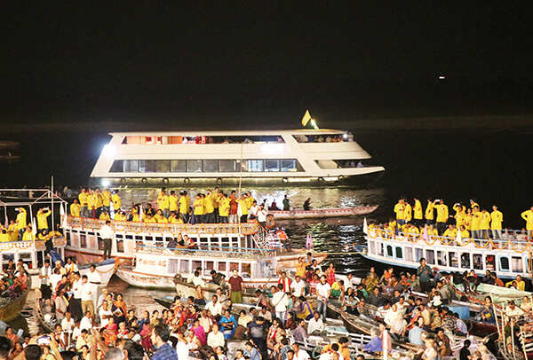 Hundreds of city folk gathered to witness the grand event (BCCL/ Unmesh Pandey)