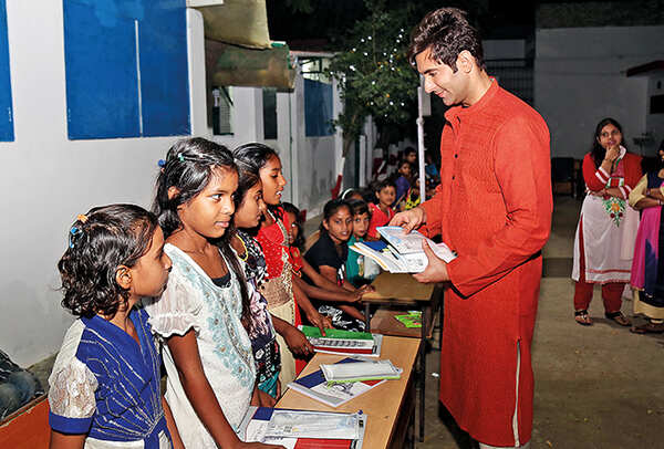 Nandish distributing stationery to the kids (BCCL/ Aditya Yadav)