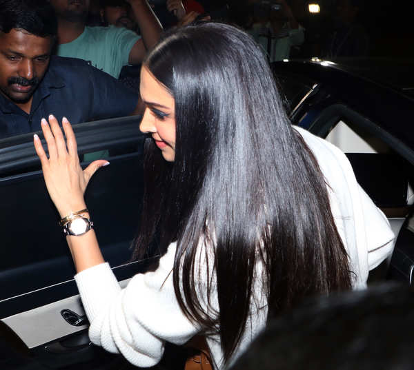 Deepika Padukone back in India after presenting at Oscars; nails airport  look - Articles