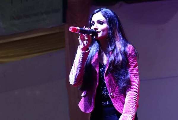 singer kanika chaudhry 5