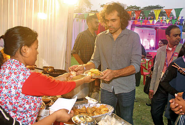 A foodie to the core, especially when he comes to Lucknow, this time we saw Imtiaz enjoying bhelpuri (BCCL/ Aditya Yadav)