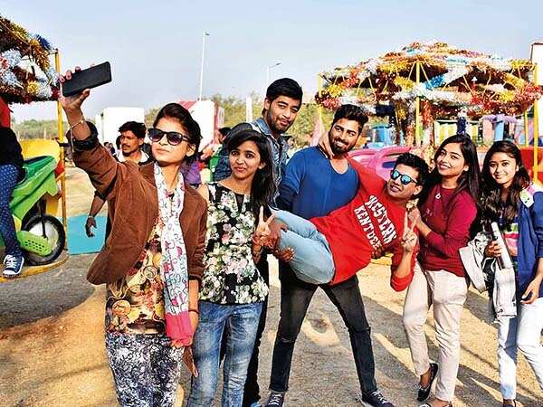 From a place to hang out with friends, to going on an economical date, the mahotsav is a youngster’s delight (BCCL/ Aditya Yadav)