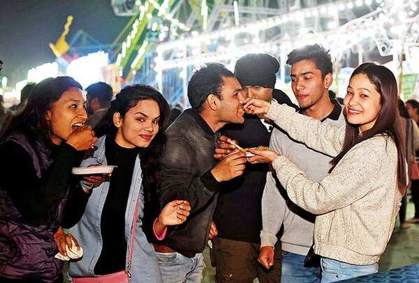 Youngsters enjoying at the Lucknow Mahotsav (BCCL/ Aditya Yadav)