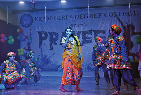 Girls performing in the group dance in the competition (BCCL/ Vishnu Jaiswal)