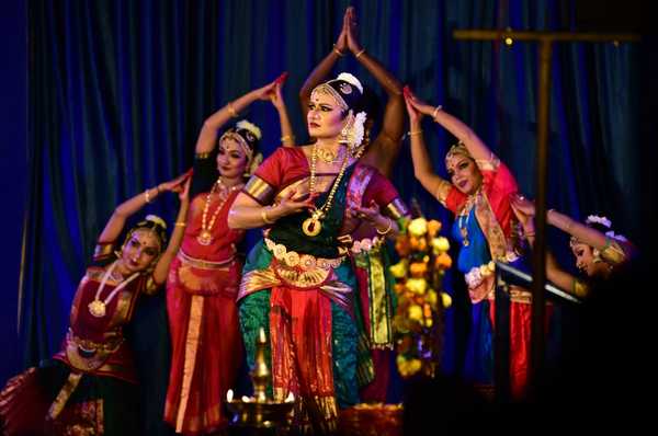 Group of Bharatanatyam dancers enthral the audience in Kochi | Events ...