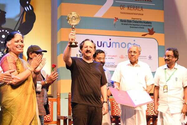 Majid Majidi receiving lifetime achivement award (1)