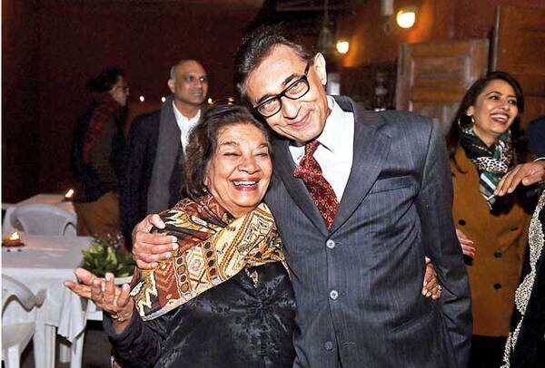 RAN_7984-Aruna-Vasudev-and-Sunit-Tandon