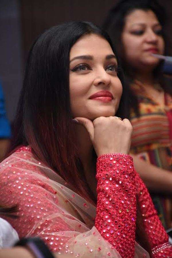 Pics: Aishwarya Rai Bachchan celebrates her Christmas with cancer ...