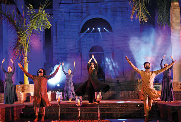 Sanjukta Sinha performing a kathak ballet on Ganga with her troupe (BCCL/ Farhan Ahmad Siddiqui)
