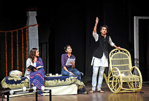 (L-R) Bhavya , Mohini Dubey and Vibhu Kaushik in a scene from the play Atal-Vakya (BCCL/ Vishnu Jaiswal)