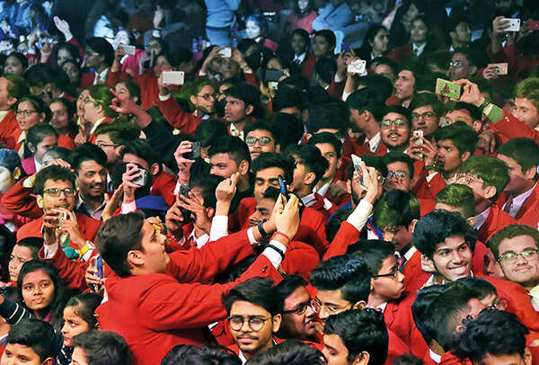 School kids enjoying Shankar Mahadevan's performance in Kanpur (BCCL)