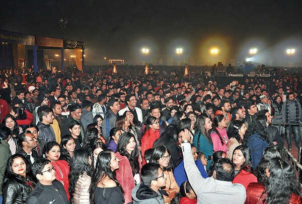 Crowd enjoying Farhan Akhtar’s performance on a chilly evening (BCCL/ AS Rathor)