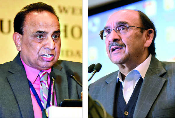 Girish Ahuja, President, SRCC Alumni Association and Ajay S. Shriram, Chairman, Governing Body, SRCC (BCCL)