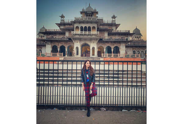 Sandeepa Dhar posing at Albert Hall in Jaipur
