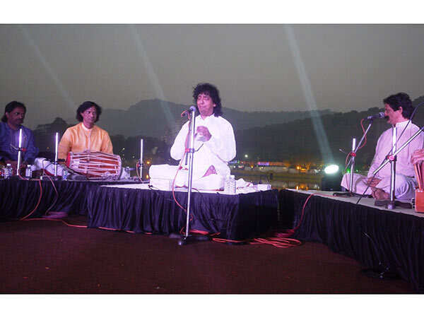 vocalist-ajit-kumar-kadkade-upavan-tarang-stage=anil-(6)