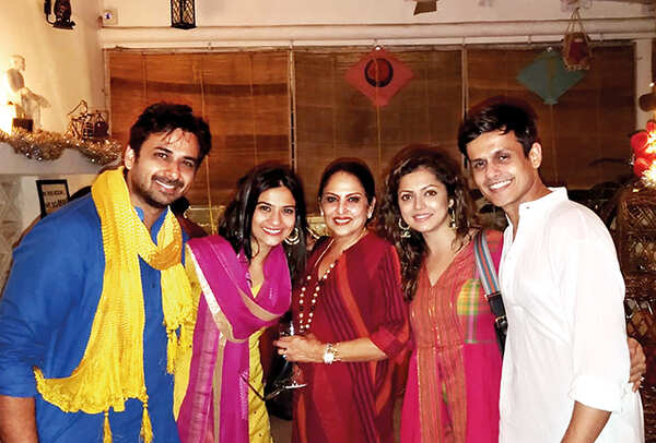 (L-R) Sarwar and Aditi with Anju Mahendru, Drashti Dhami and Niraj (BCCL)