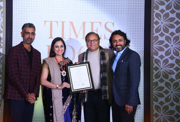Best North Indian Businesswoman Vinnie Kakkar gives away the award to Arjun Kuchhal, Gurinder Virk and Kunal Kuchhal of Handi (9)