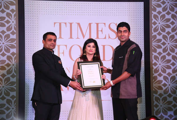 Best Italian Bigg Boss 12 contestant Saba Khan gives away the award to Anish Kumar and Chef Pankaj Bhardwaj of Giardino