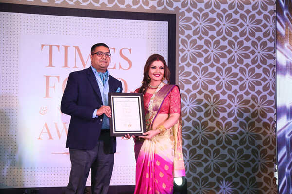 Best Alfresco Bar (Nightlife) The Forresta Kitchen & Bar- Maniesh Devraj receive the award from actress Deepshikha Nagpal