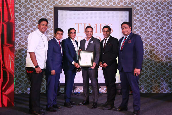 Best All Day Dining (Premiun) Mosaic -Chef Mayank Mathur, Vivek Jain, Rajesh Rajpurohit, Vivek Chugh and Vidhu Mathur receive the award from film distributor Raj Bansal