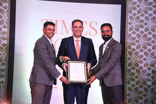 Best Cafe (Casual) Nibs Cafe And Chocolataria-Chef Manu Murlidharan (L) and Sunil Lohiya receive the award from Vishvapreet Singh Cheema, General Manager, Crowne Plaza Jaipur Tonk Road