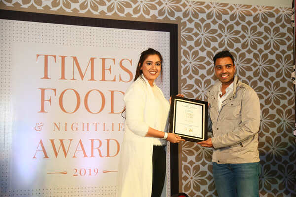 Best Continental (Casual) On The House (OTH) Dushyant Singh receive the award from TV actress Shireen Mirza