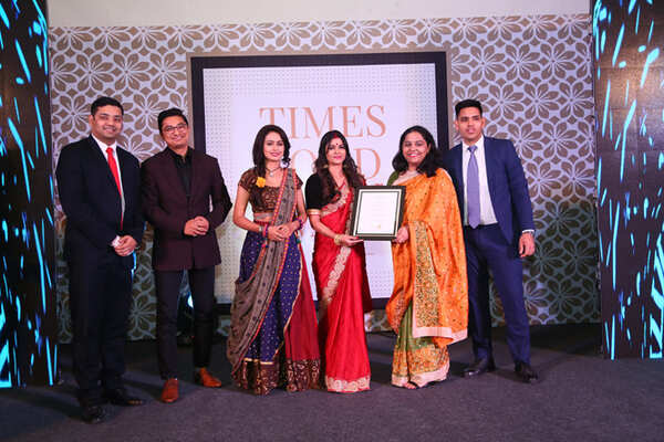 Best Lobby Bar (Nightlife) Mansagar- Sarin Monish, Prakhar Dhyani, Pallavi Deb and Sumit Rawat receive the award from TV actors Anjali Priya and Aditi Rawat