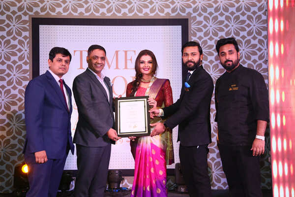 Best Lounge Bar (Nightlife) Farzi Café (L-R) Vivek Jain, Rajesh Rajpurohit, Ashish Milind and Mudit Narula receive the award from actress Deepshikha Nagpal