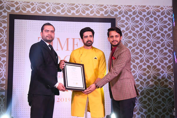 Mixologist of the Year (Nightlife)-Jaipur Bar Stock Exchange (JBSE) Mixologist Vikash Singh (L) and Ravi Sharma receive the award from TV actor Avinash Sachdev
