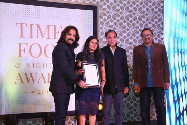 TAFE Best Health Food Restaurant -'Go Native' Café Quaint- Twinkle Singh, Preet Singh and Brijendra Singh receive the award from fashion designer Himmat Singh