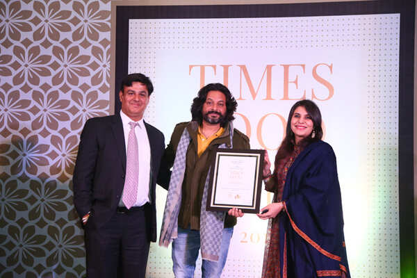 Best Mithai Shop (Casual) Kesar Sweets -Daljeet (L) and Divya Arora receive the award from Bollywood singer Ravindra Upadhyay