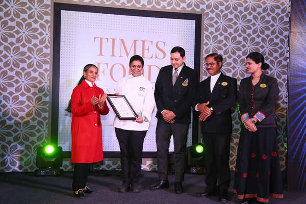 Best Multi Cuisine (Premium) Jaipur Pavilion (L-R) Chef Parul Kapoor, Vikram Kaplish, Mahender Rathore and Archana Bhadouria receive the award from literary consultant Mita Kapur