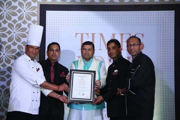 Best North Indian (Premium) The Royal Root Chef Vinod Mamgai, Amar Singh, Sanjay Sisodia, Chef Sudhir Sharma receive the award from culturist Sundeep Bhutoria