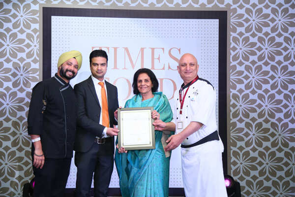 Best Rajasthani (Premium) Chaandi (L-R Chef Japvir Vohra, Rahul Kaintura and Chef Vinod Kumar receive the award from Usha Poonia