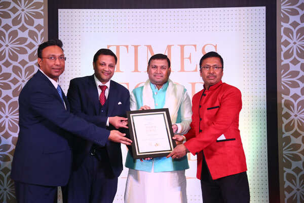 Bar with Best Ambience Culturist Sundeep Bhutoria gives away the award to (L-R) Ram Rathore, Rishabh Bundela and chef Asish Roy of Steam (3)