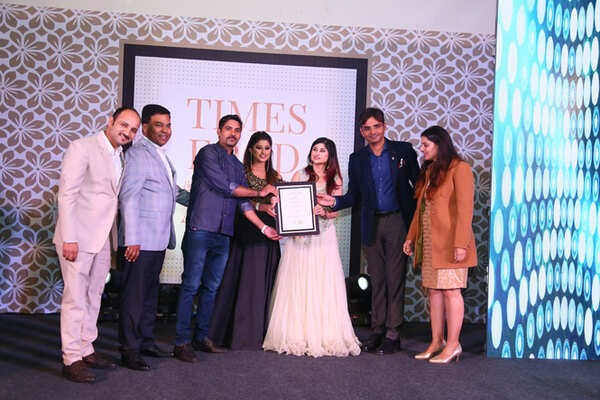 Best BarPub Bigg Boss 12 contestants Saba and Somi Khan give away the award to Sonal Sajwan, Brijesh Kumar, Dharmender Kumar, Veerendra Meel and Abha Meel of Jaipur Adda (2)