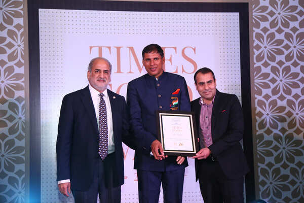 Best Multi Cuisine Javelin thrower Devendra Jhajharia gives away the award to Rajneesh Pardal and Hamit Pardal of Niros (3)