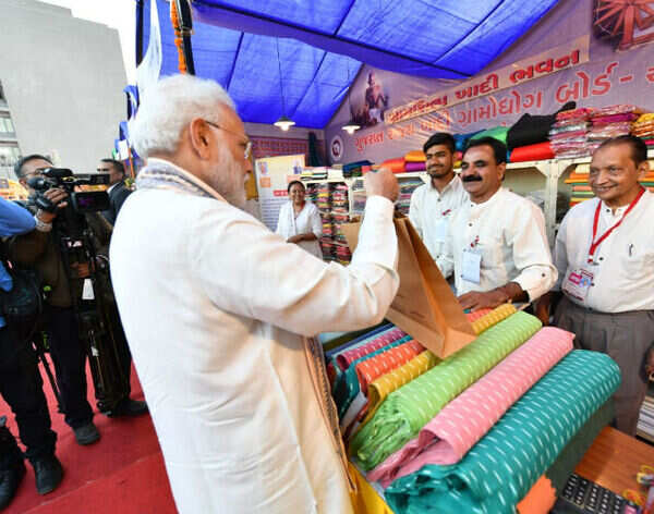 PM Modi : Purchases jacket at Amdavad Shopping Festival, pays by RuPay ...