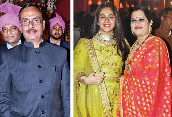 (L) Dr Dinesh Sharma (R) Chahak and Reema (BCCL/ Vishnu Jaiswal)
