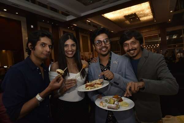 Shalva_Kinjawdekar_with_Sagarika_Rukari_with_Virajas_Kulkarni_and_Shivraj_Waichal (1)